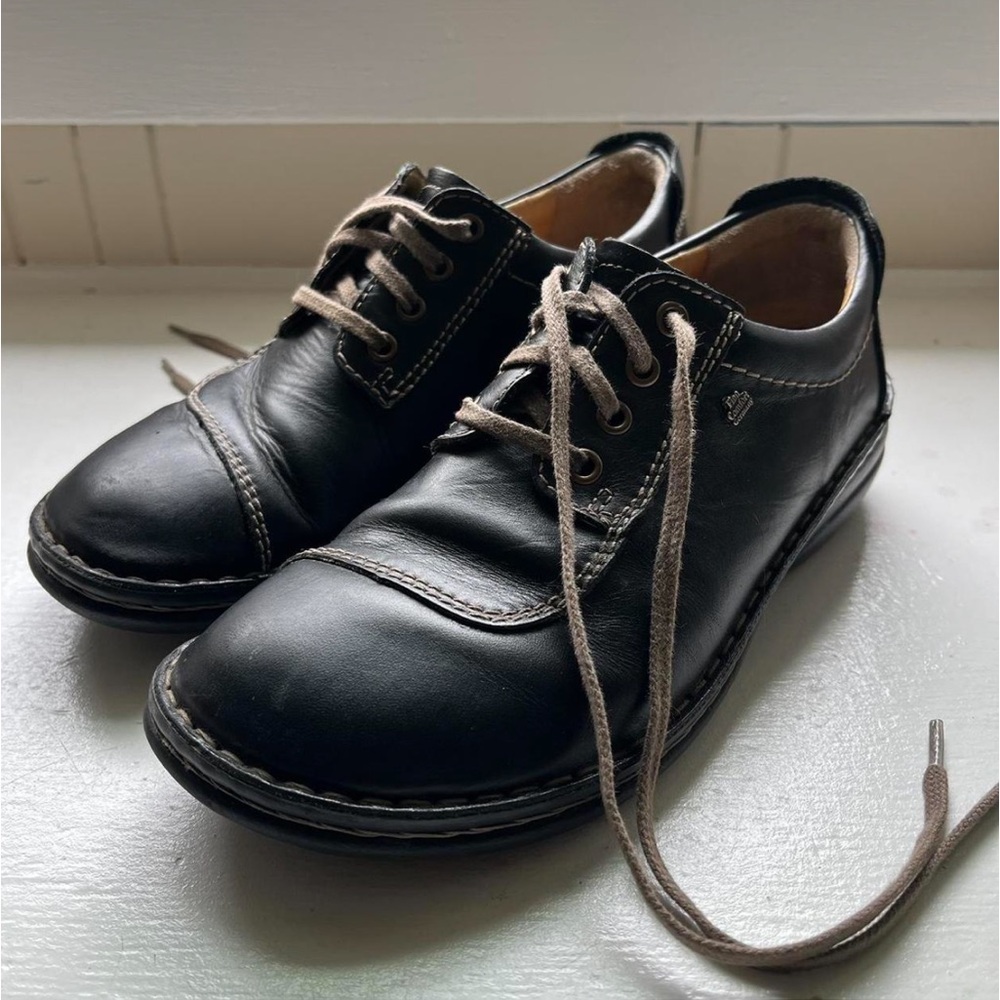 Vintage oxfords shoes in black! Great condition
Size 6.5, lace up shoes